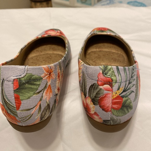 Modare Floral Flats - Picture 3 of 13